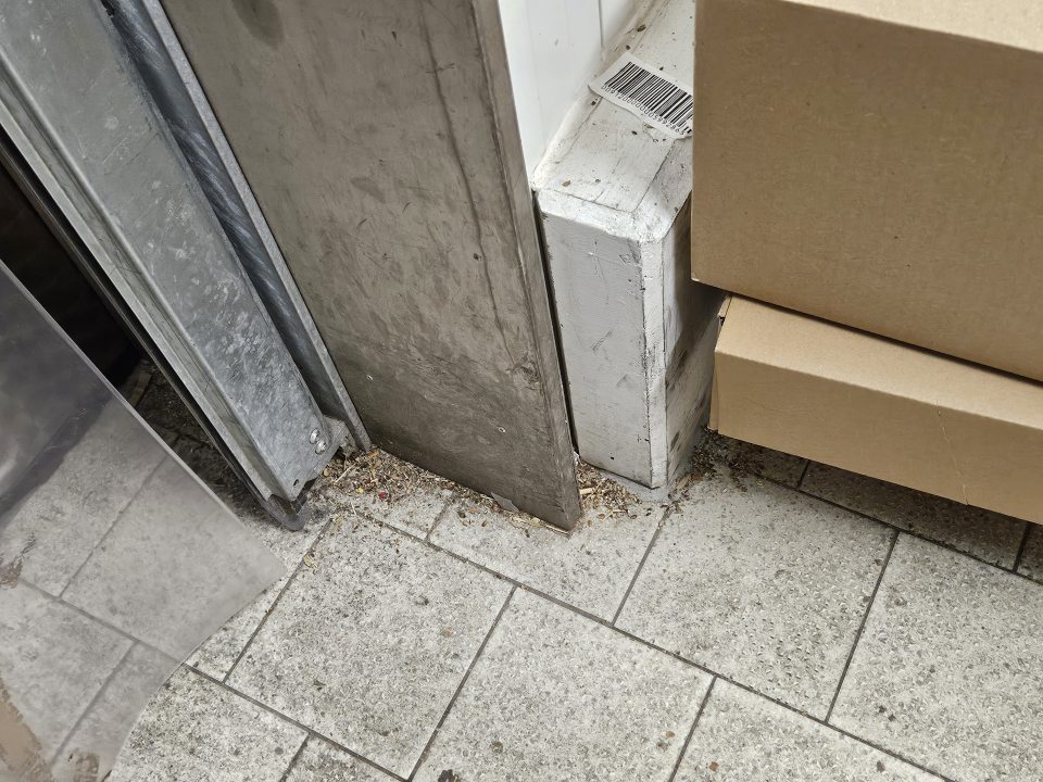 Znečistená podlaha vstupu do mraziaceho boxu TIKO,kde boli uskladnené hlbokozmrazené potraviny.