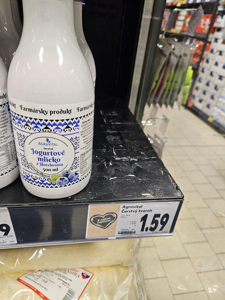 Znečistená polica chladiacej vitríny potečenou zaschnutou tekutinou, kde boli ponúkané regionálne výrobky.