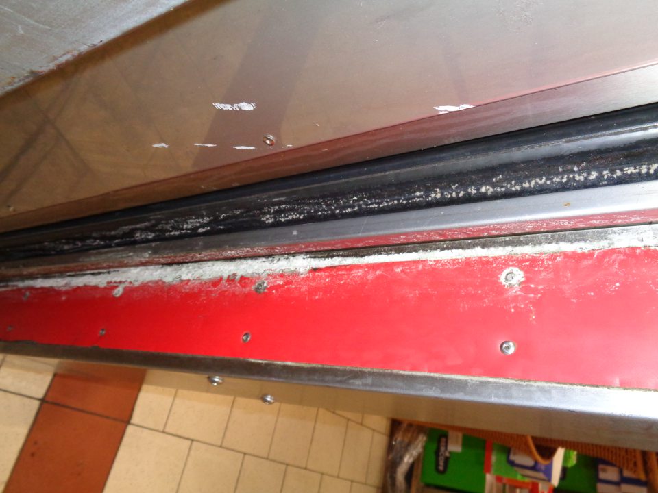 Dvere v skladových priestoroch porastené plesňou 