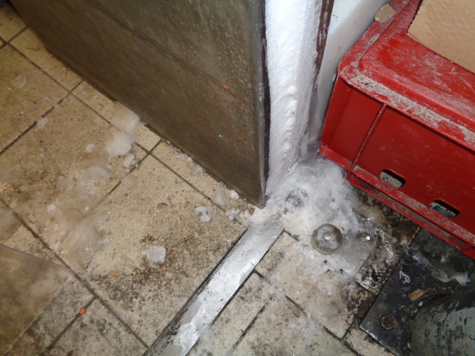 Znečistená podlaha pri vstupe do mraziaceho boxu v sklade 