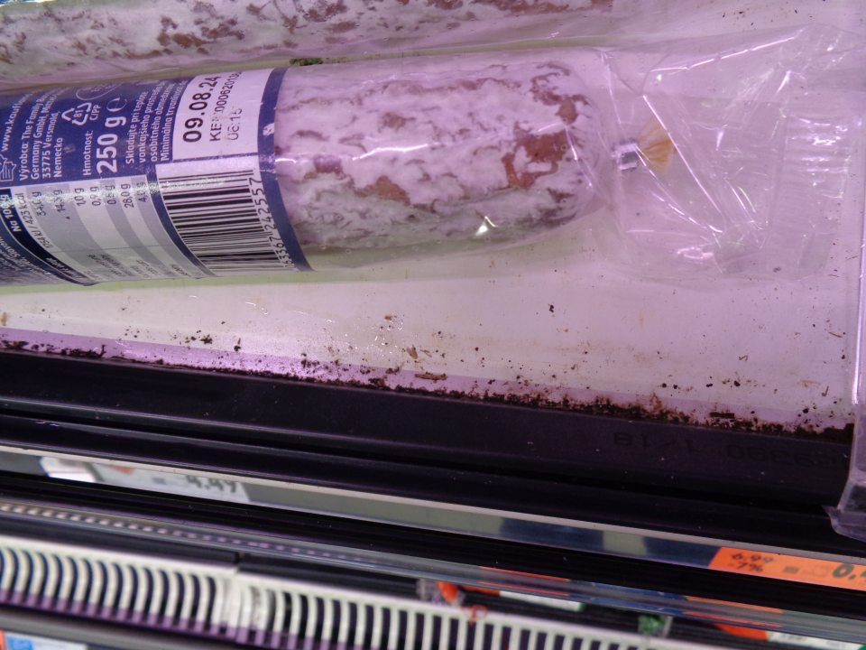 špinavé regály v chladiacich vitrínach na predajnej ploche. 