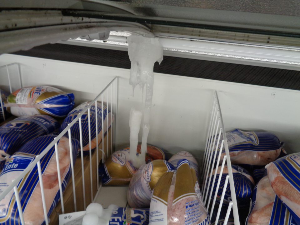 Námraza v mraziacom boxe na predajnej ploche.