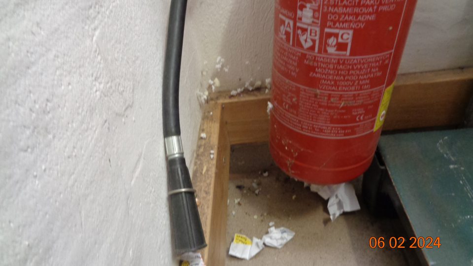 Znečistená podlaha v časti suchého skladu.