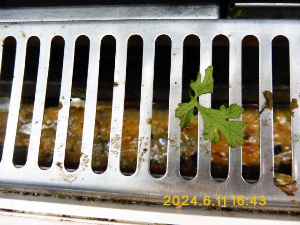 Znečistené mriežky a priestor pod mriežkami v chladiacom zariadení