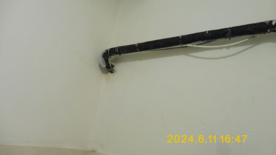 Kvapkajúci namrznutý kondenz na potrubí v miestnosti na rozmrazovanie nebalených pekárskych výrobkov