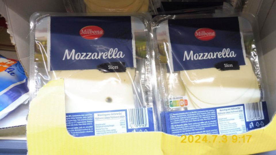 Porciovaný plátkový syr ponúkaný na predaj s výskytom plesne.