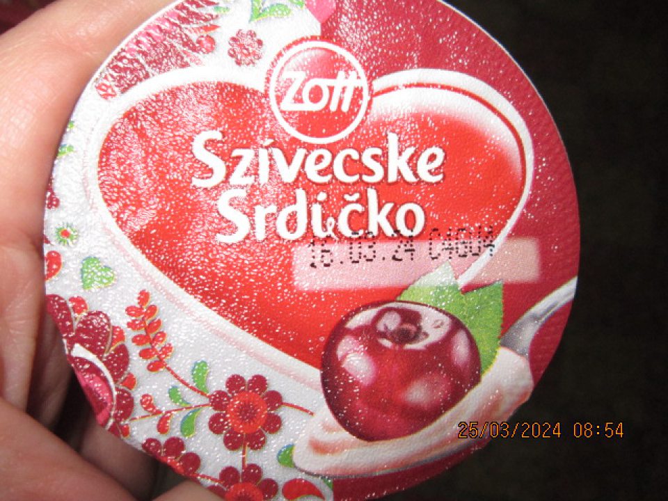 Jogurtový dezert s višňovou príchuťou po uplynutí dátumu spotreby (2 ks)