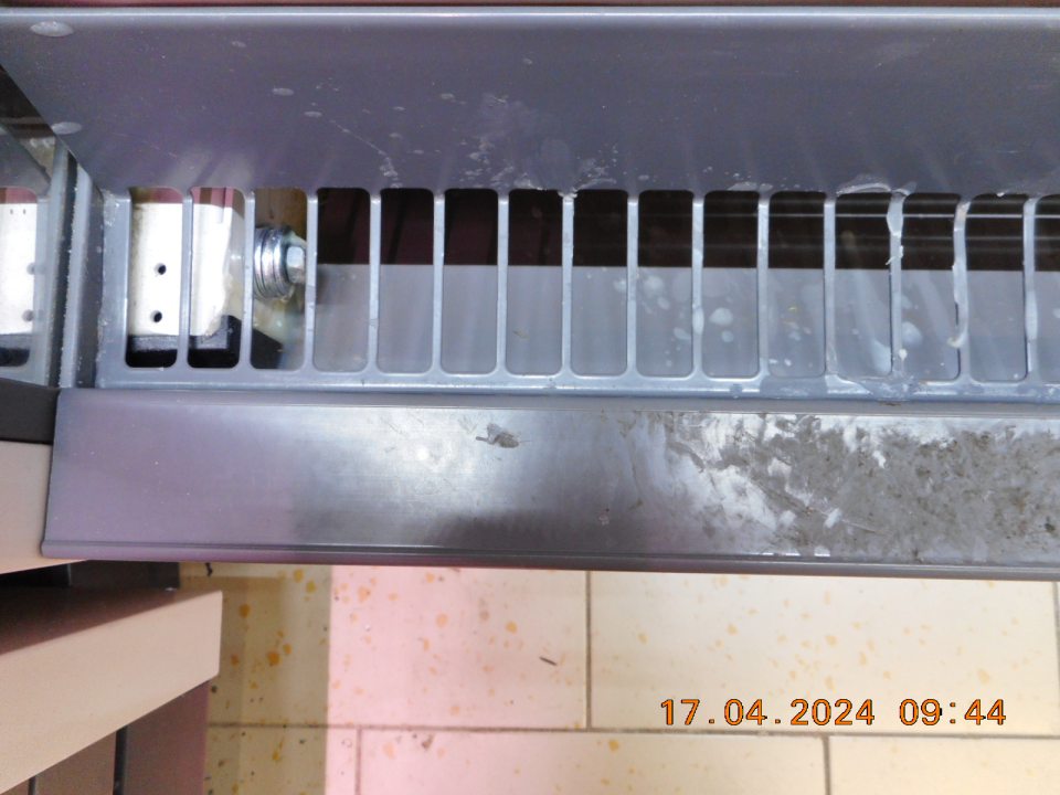 Znečistená spodná časť chladiacich vitrín.