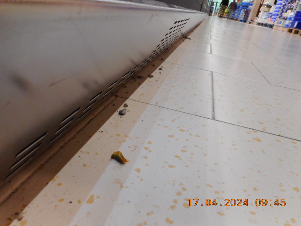 Znečistená podlaha na predajnej ploche.