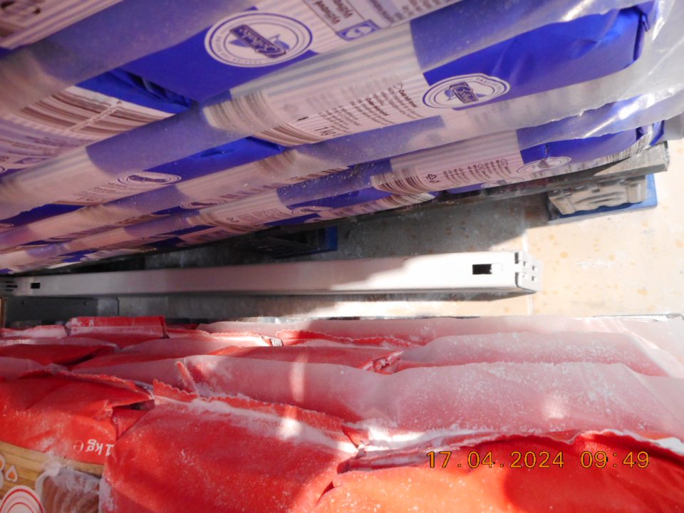 Znečistená podlaha na predajnej ploche.