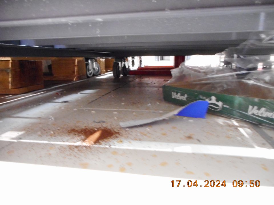 Znečistená podlaha na predajnej ploche.