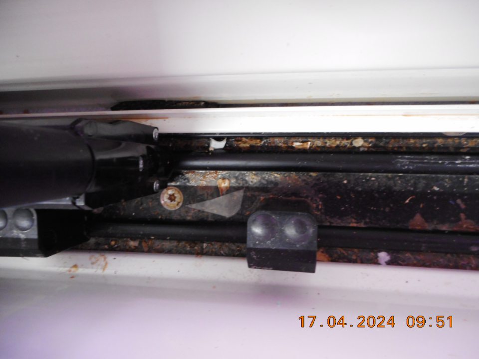  Znečistené vodiace lišty na chladiacej vitríne určenej pre mäso.