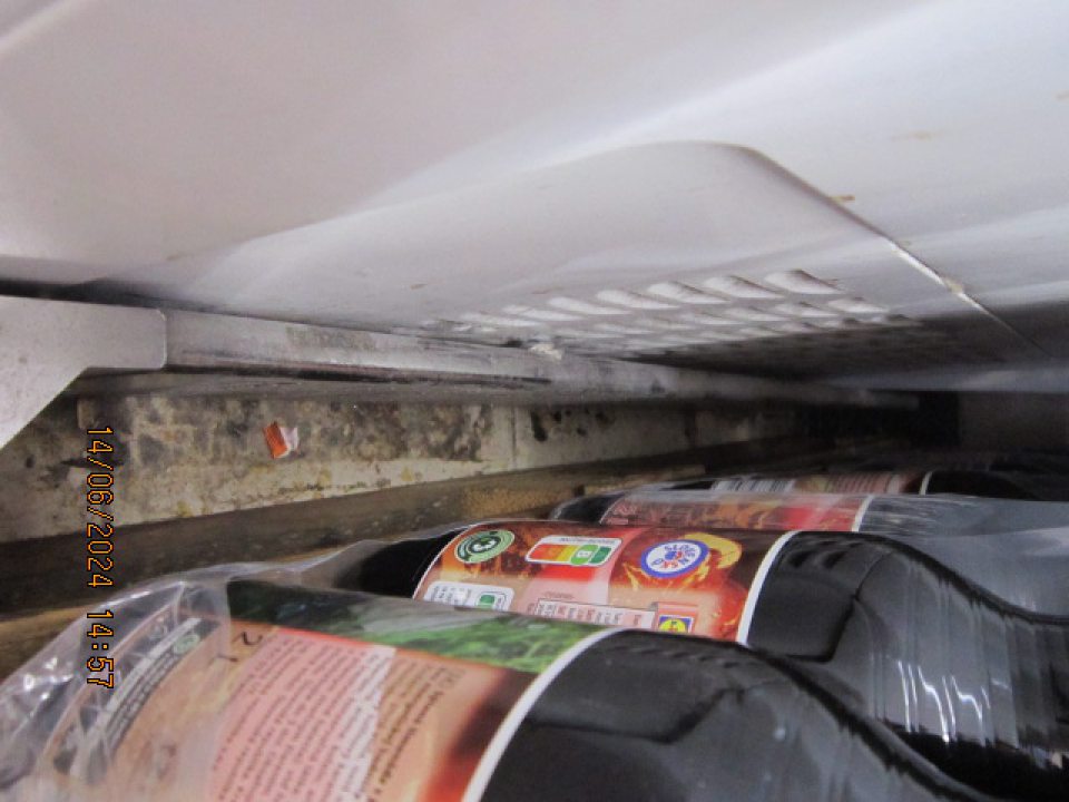 Predajná plocha: Znečistená podlaha medzi mraziacim boxom a drevenou paletou, na ktorej boli položené kolové nápoje - bolo prítomné silné znečistenie, nánosy špiny a prachu