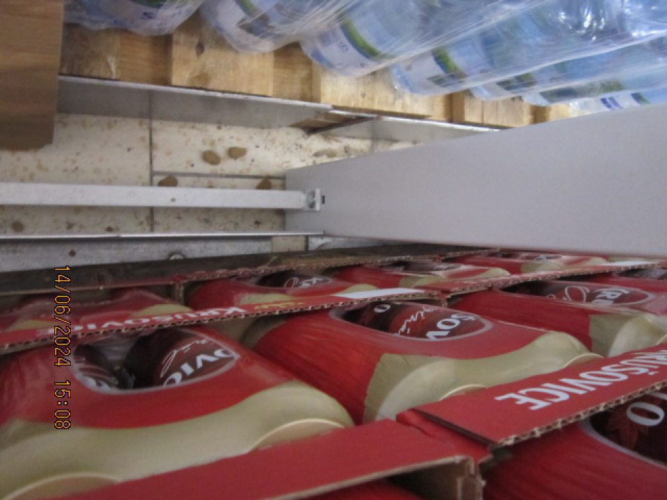 Predajná plocha: Znečistená podlaha medzi a za paletami s nealkoholickými pivami a alkoholickými pivami (napadané nečistoty, kúsky krmív pre spoločenské zvieratá, prach, pavučiny)