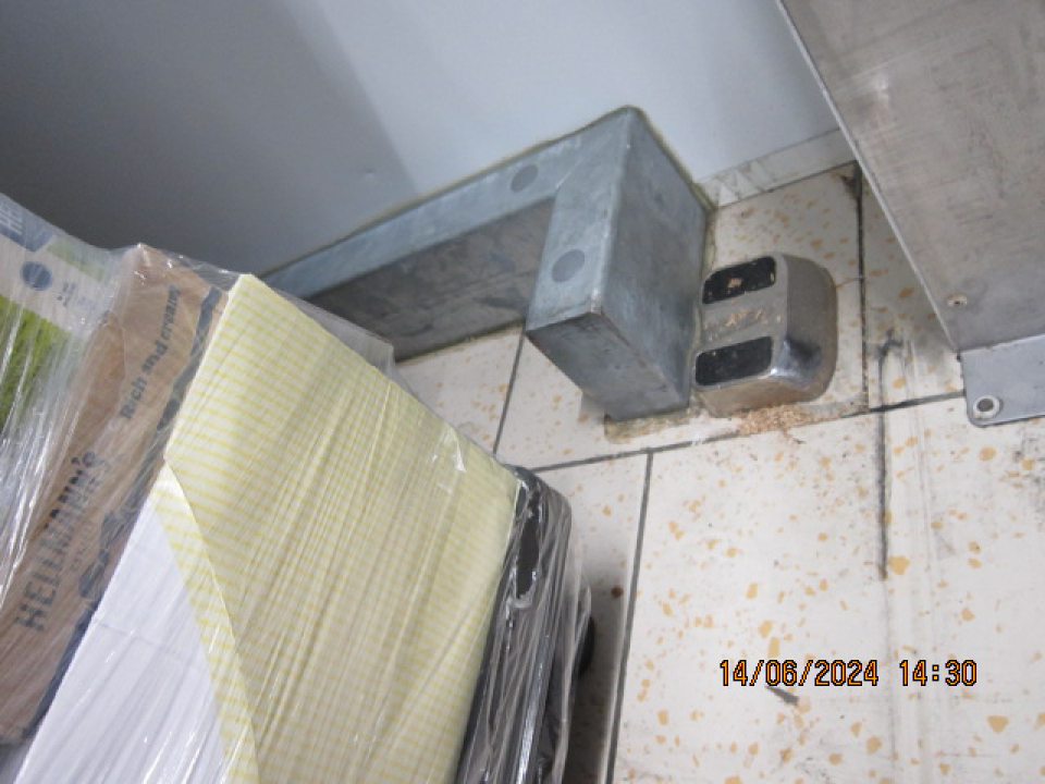Znečistená podlaha v sklade pri chladiacom boxe MOPRO, kde boli umiestnené majonézy, na podlahe hrubé nečistoty, špina, prach