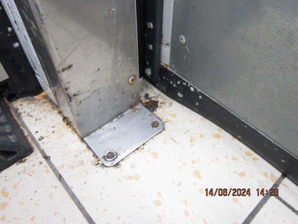 Znečistená podlaha v sklade pred chladiacim boxom MOPRO, kde bolo umiestnené mäso, v podlahovej časti pri kovových rohoch hrubé nečistoty, mastnota, prach