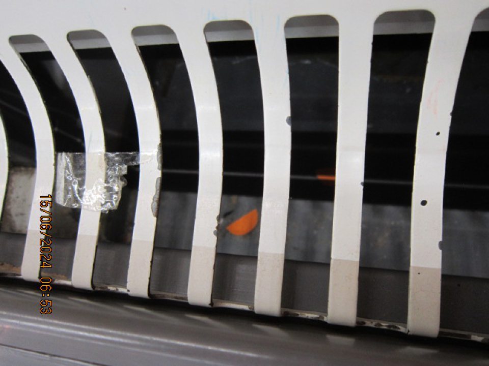 Znečistená mriežka v spodnej časti chladiacej vitríny. 