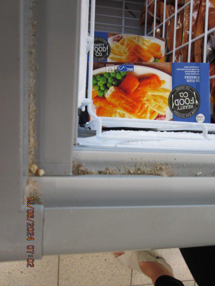 Znečistené vodiace lišty pod zásuvnými dvierkami mraziacich boxov.