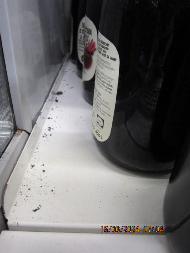 Znečistená spodná polica chladiacej vitríny pri predaji vegánskych výrobkov.