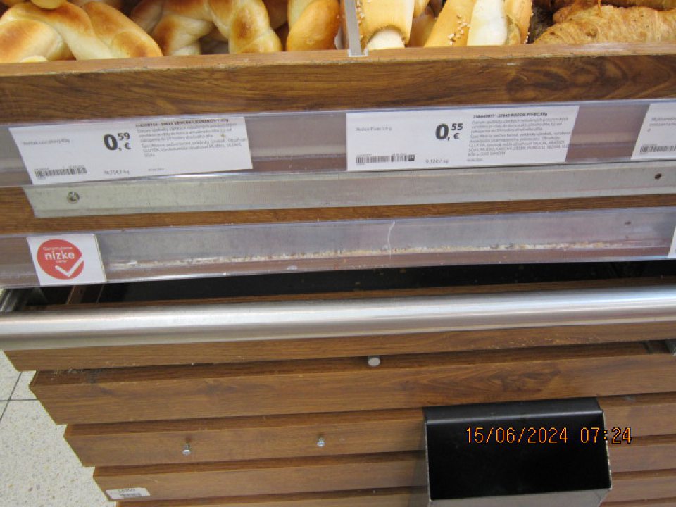 Za lištou pri predaji nebalených pekárskych výrobkov nahromadené nečistoty, omrvinky , smeti.