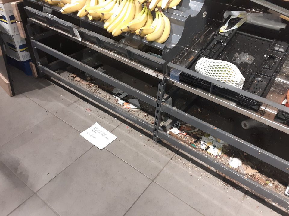 Nahromadené hrubé nečistoty, špina, zvyšky obalových materiálov a trus hlodavcov.