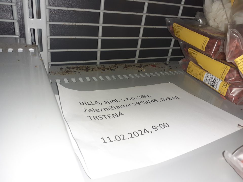 Výskyt trusu hlodavcov v predajni potravín.