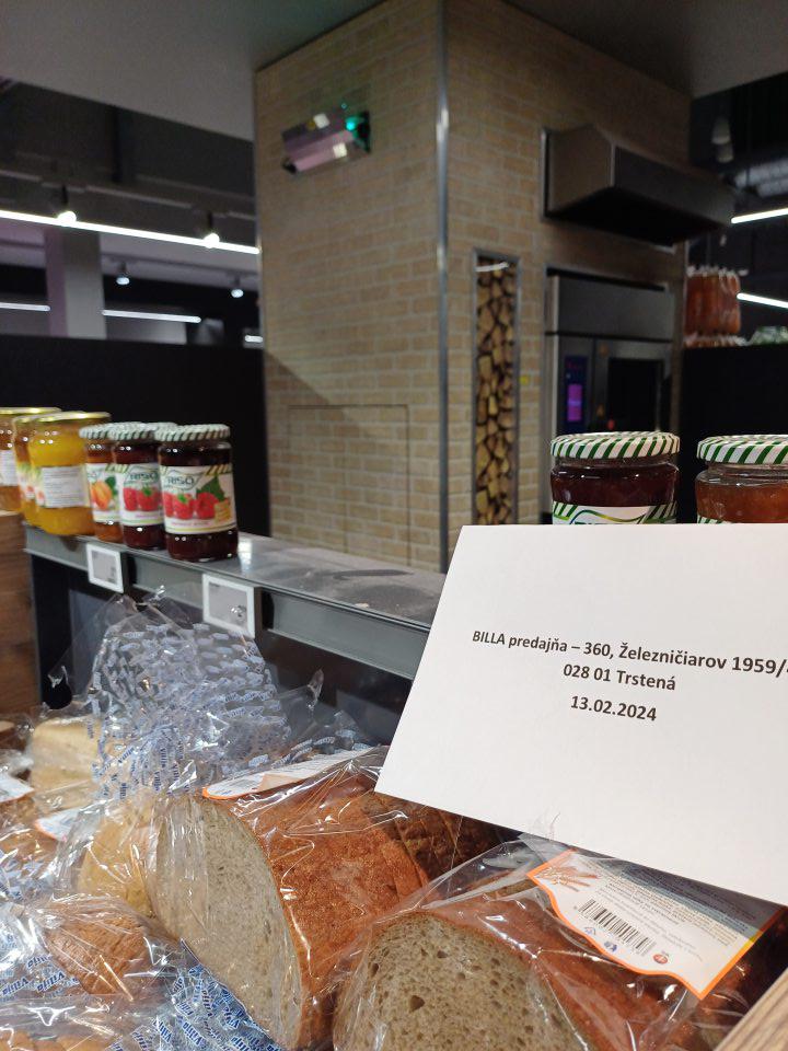 Prach a špina na predajnej ploche pri pekárenských výrobkoch.