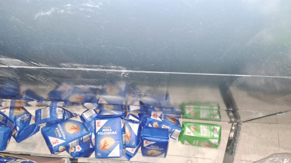 spotrebiteľsky balenia múky popadané za paletami na predajnej ploche