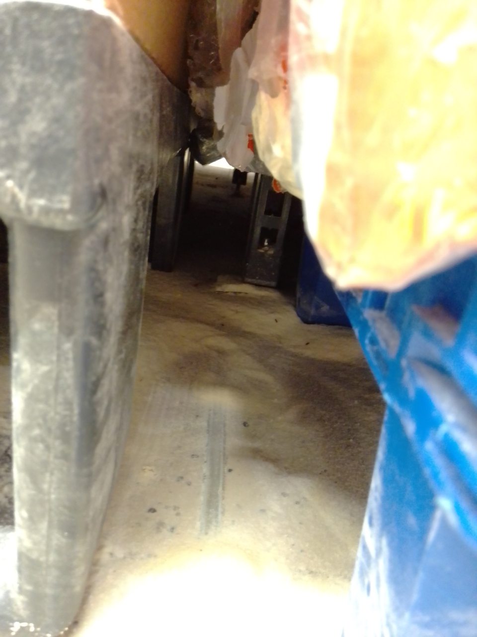 znečistená podlaha vrstvou múky pod paletami na predajnej ploche