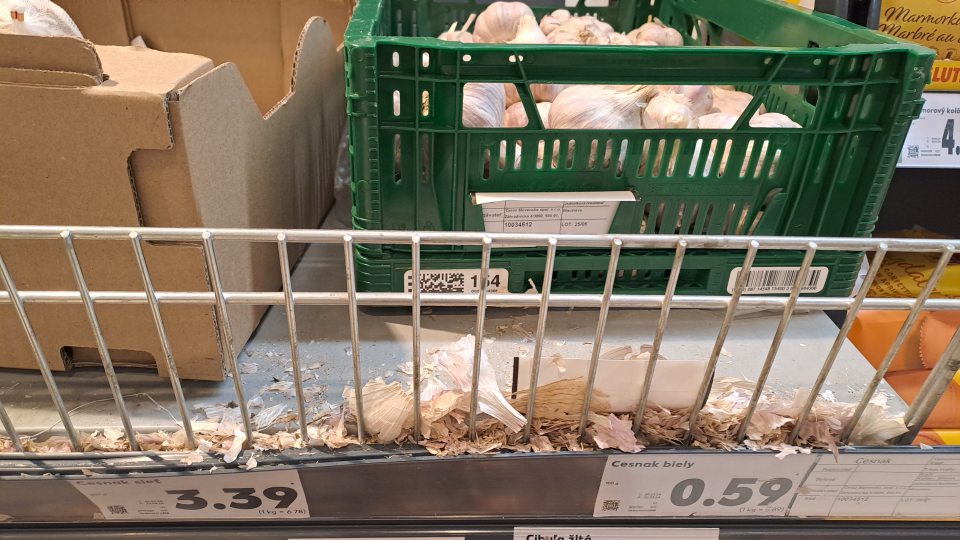 znečistený regál zo šupiek z cibule a cesnaku