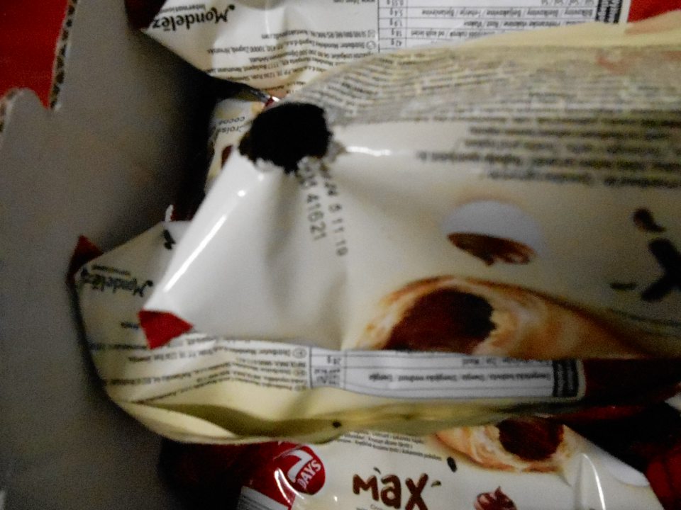 Hlodavcom narušený obal výrobku - Croissant jemné pečivo s kakaovou náplňou (28%).
