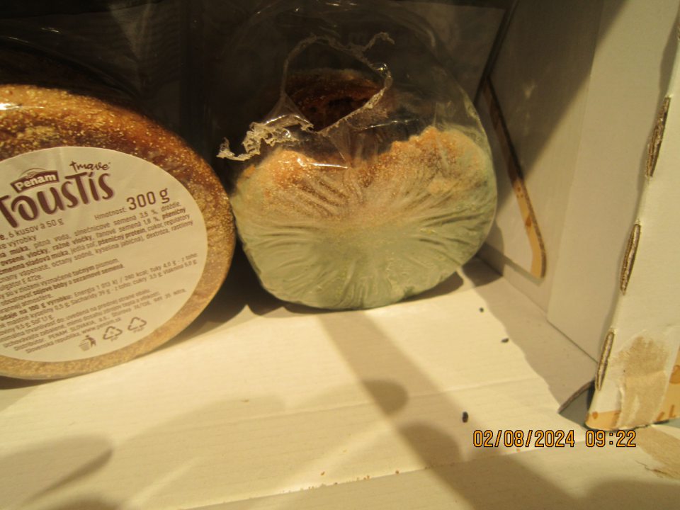 narušený pôvodný obal s výskytom zelenej plesne 