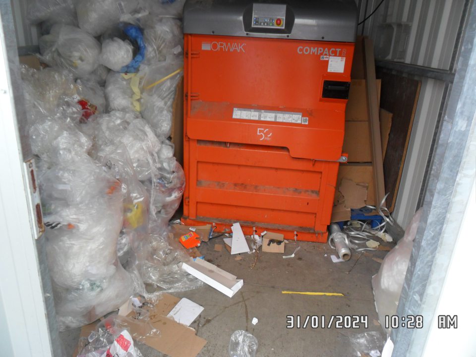 Podlaha v miestnosti, určenej na lisovanie prázdnych obalových materiálov okolo lisu silne znečistená mechanickými nečistotami, zvyškami použitých obalových materiálov a prachom.