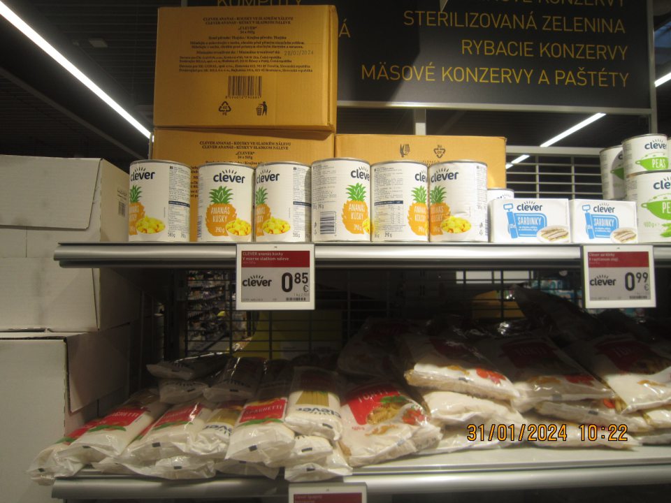 Tovar po uplynutí DMT - zreteľne neoddelene umiestnené od ostatných predávaných potravín a neoznačené informáciou, že ide o potraviny, ktorým uplynul dátum minimálnej trvanlivosti, ďalej informáciou o poslednom znížení predajnej ceny, a taktiež neoznačené upozornením na skutočnosť, že chuťové alebo výživové parametre môžu byť zmenené a ktoré neboli oddelene umiestnené od ostatných potravín a zreteľne označené povinnými údajmi.