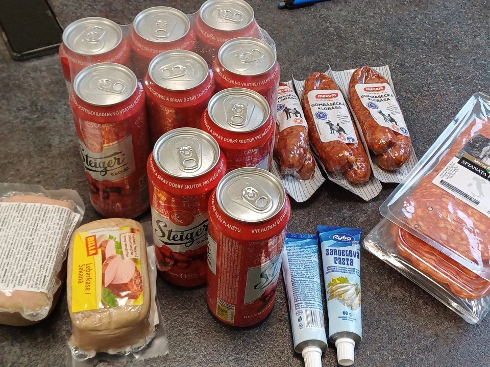 Predaj potravín po dátume spotreby 1 druhov, celková hmotnosť: 0,12 kg, celková cena: 2,98 € a predaj potravín po dátume minimálnej trvanlivosti do 45 dní spolu s predávanými potravinami: 4 druhov, celková hmotnosť: 6,43 kg/liter, celková cena: 35,72 €.