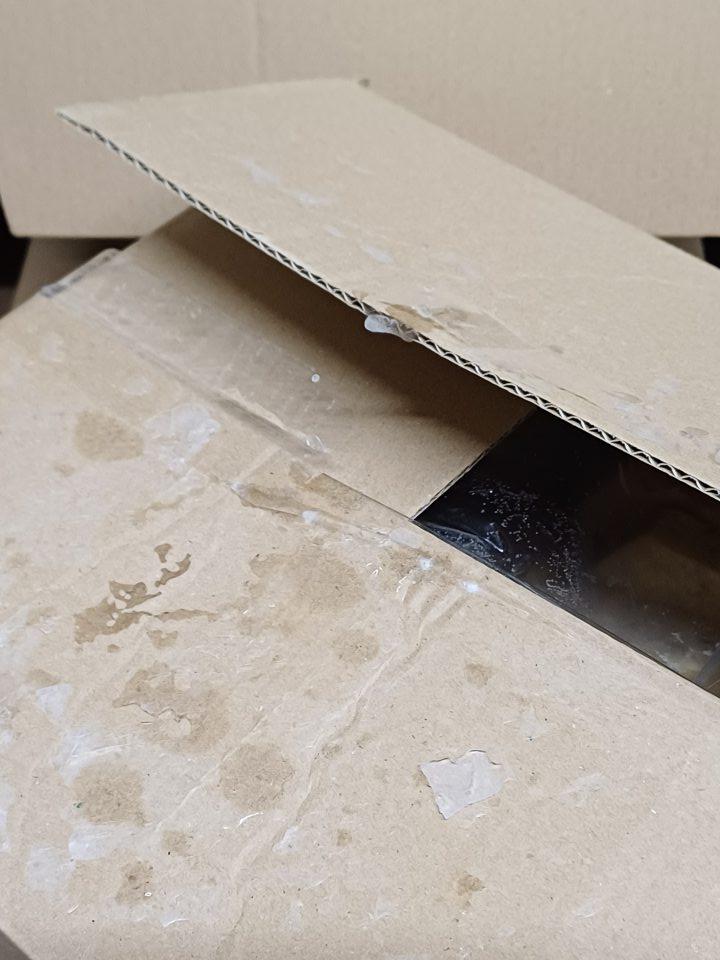V skladových priestoroch v mraziarenskom sklade pečiva v mraziacom boxe kvapkajúci kondenzát na uložený tovar.
