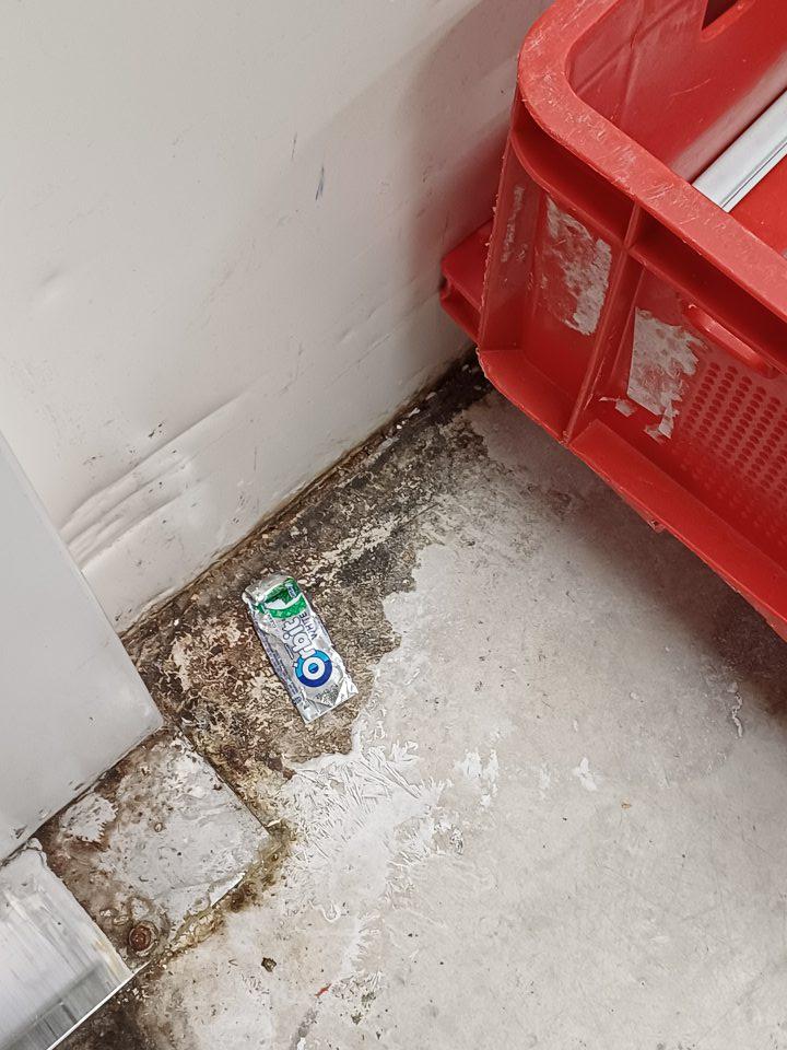 V skladových priestoroch v mraziarenskom sklade market v mraziacom boxe znečistená podlaha pred vstupom do boxu.