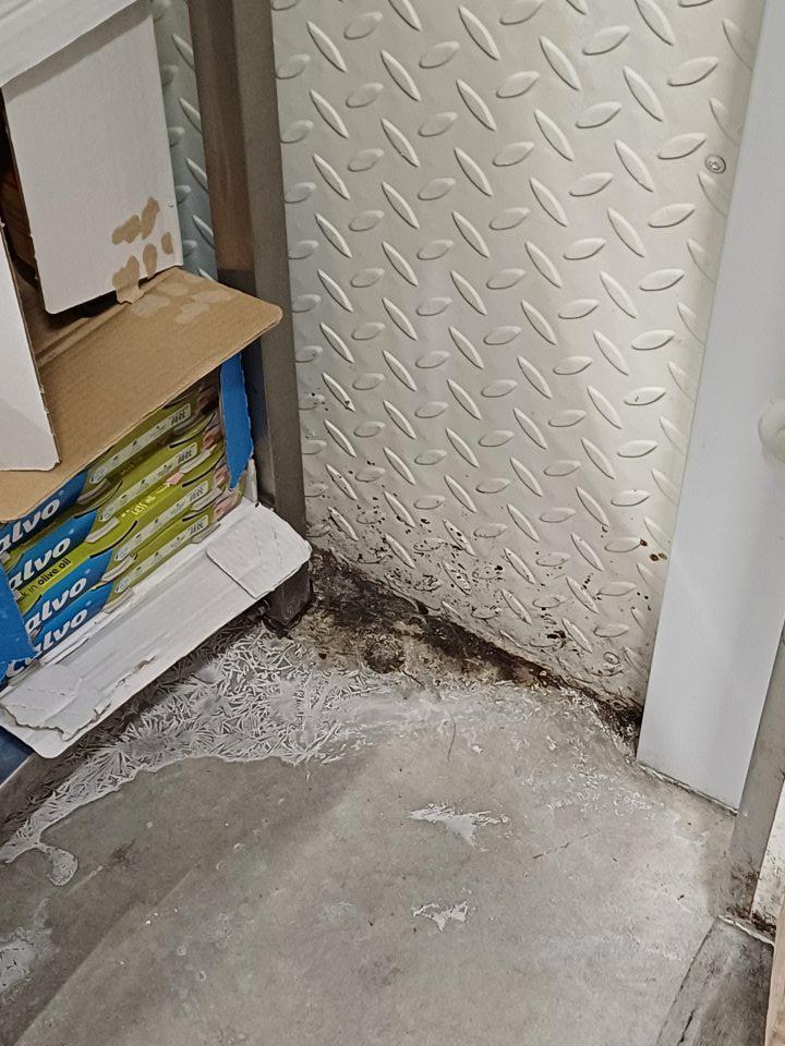 V skladových priestoroch pri vstupe do chladiacich boxov znečistená podlaha.