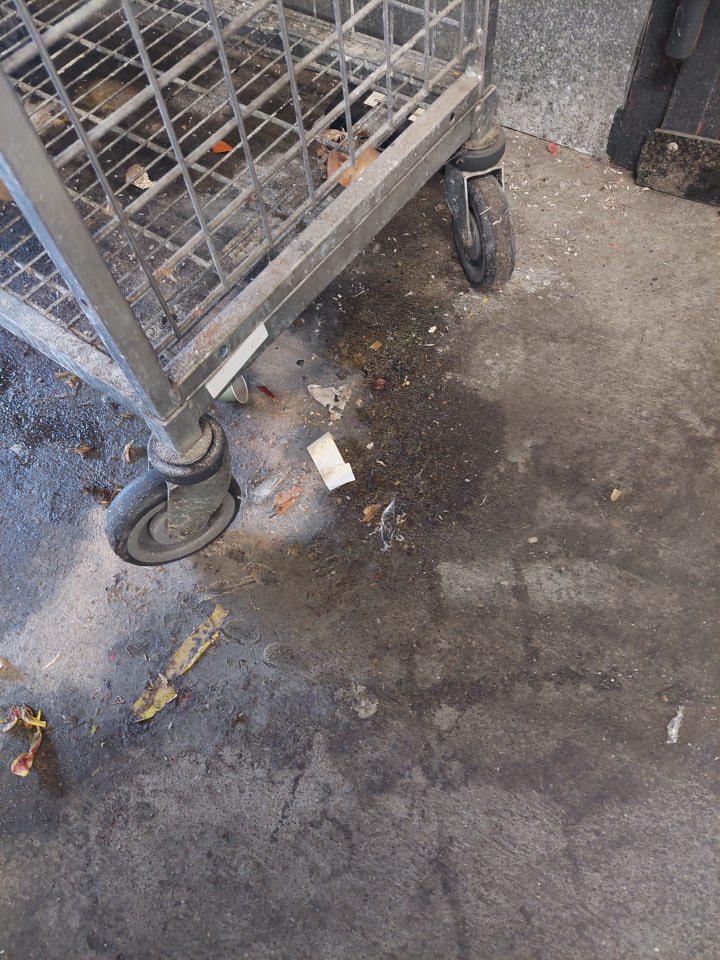 V skladových priestoroch pod rampou, v okolí dverí a medzi paletami znečistená podlaha, zvyšky obalového materiálu, rôzne nečistoty.