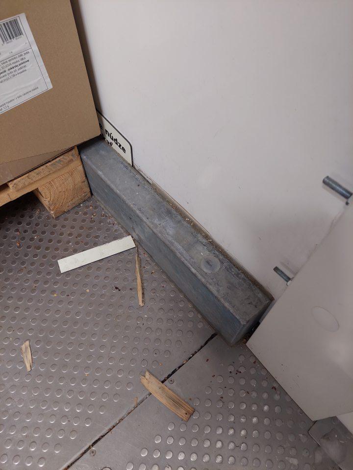 V skladových priestoroch v mraziacom boxe s uloženými mrazenými pekárskymi výrobkami určenými na dopekanie znečistená podlaha.