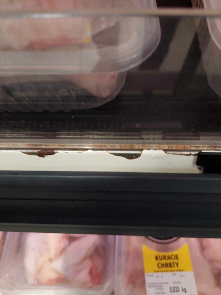 V predajných priestoroch v chladiacej vitríne s uskladneným mäsom skorodované bočné lišty.