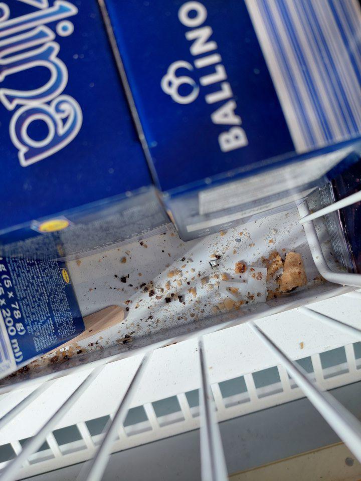 V predajných priestoroch v mraziacej vitríne s uloženými mrazenými krémami znečistené úložné boxy.