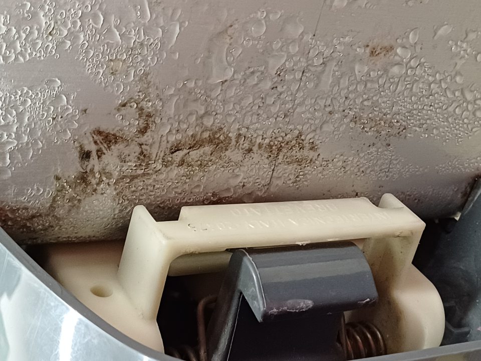 V sklade v mraziarenskom boxe znečistené dvere s výskytom plesne.