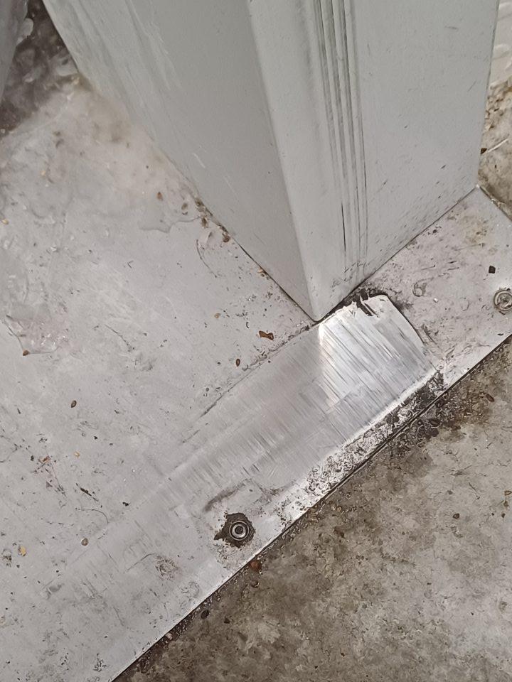 V sklade znečistená podlaha pri vstupe do mraziaceho boxu.