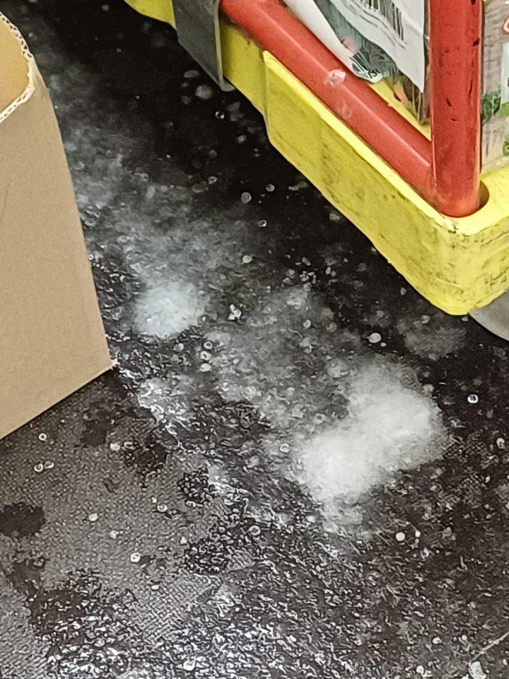 V skladových priestoroch v mraziarenskom sklade market v mraziacom boxe znečistená a namrazená podlaha na viacerých miestach. 5.