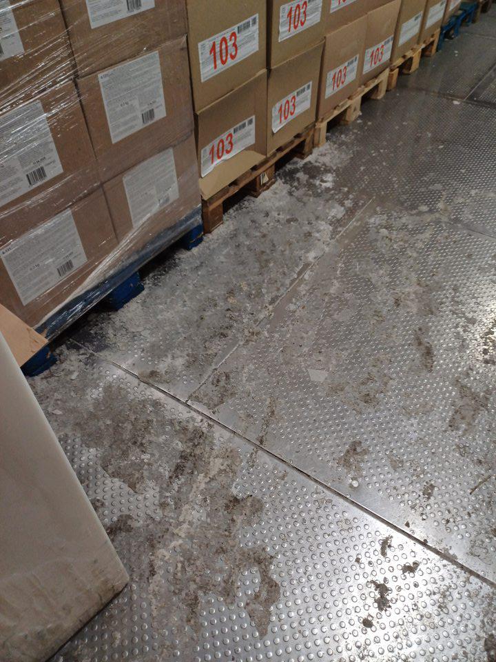 V skladových priestoroch v mraziarenskom sklade pečiva v mraziacom boxe značná námraza a nečistoty na podlahe.
