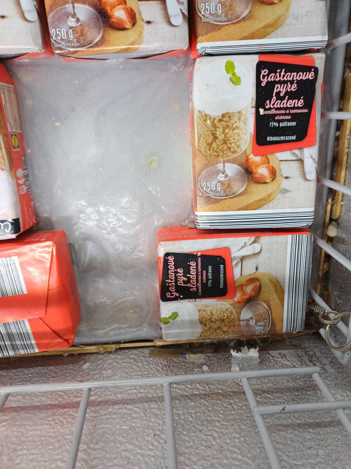V predajných priestoroch značná námraza úložnej plochy v mraziacom boxe s uloženým mrazeným gaštanovým pyré, niektoré kusy boli primrznuté k úložnej ploche.