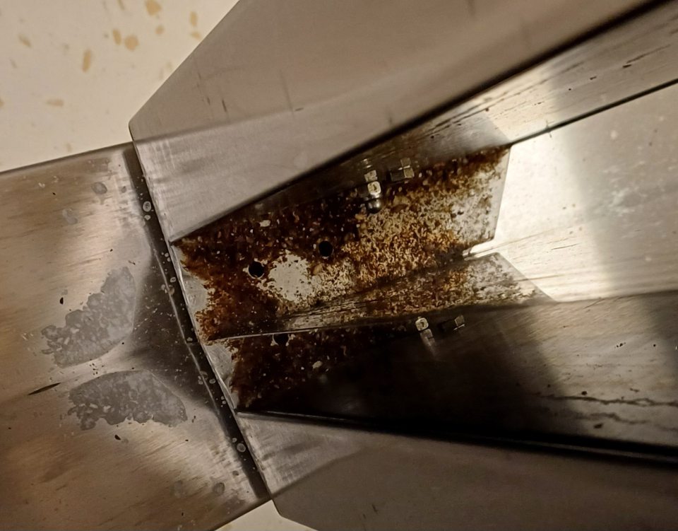 V oddelení dopekania pekárenských výrobkov znečistenie líšt na pekárenských zariadeniach v dolnej časti s výskytom korózie.