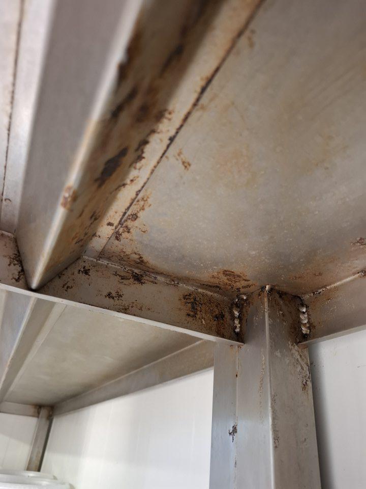 V chladiacom boxe s uskladnenými lahôdkami výskyt korózie na regáloch s uloženým tovarom.