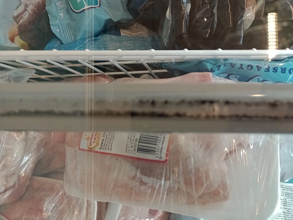 Znečistenie spájajúcej lišty plesňou na uzatváraní mraziaceho boxu.